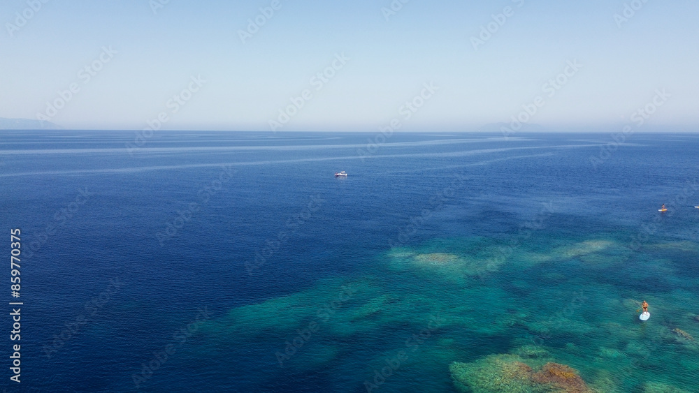 Playa azul y lanchas que esperan el surf. Un azul esmeralda es hermoso y claro como el agua
Playa azul y lanchas que esperan el surf. Un azul esmeralda es hermoso y claro como el agua