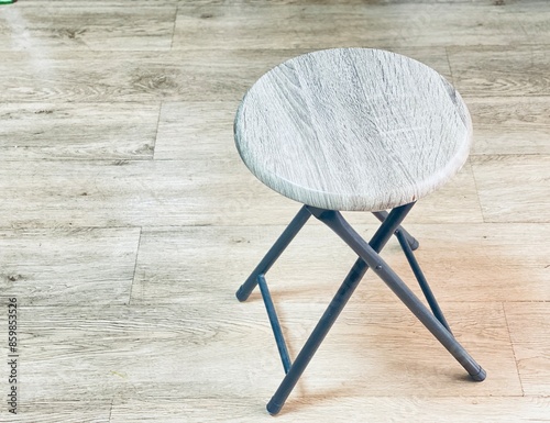 The foldable round chair has space on the left for a message.