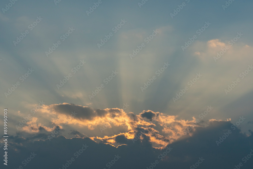 雲間から漏れる太陽の光 雲間から漏れる太陽の光