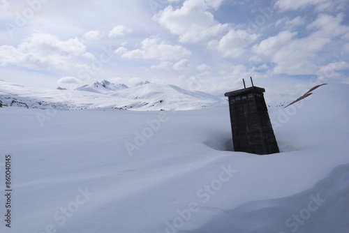 Montagne enneigée cabanon Alaska