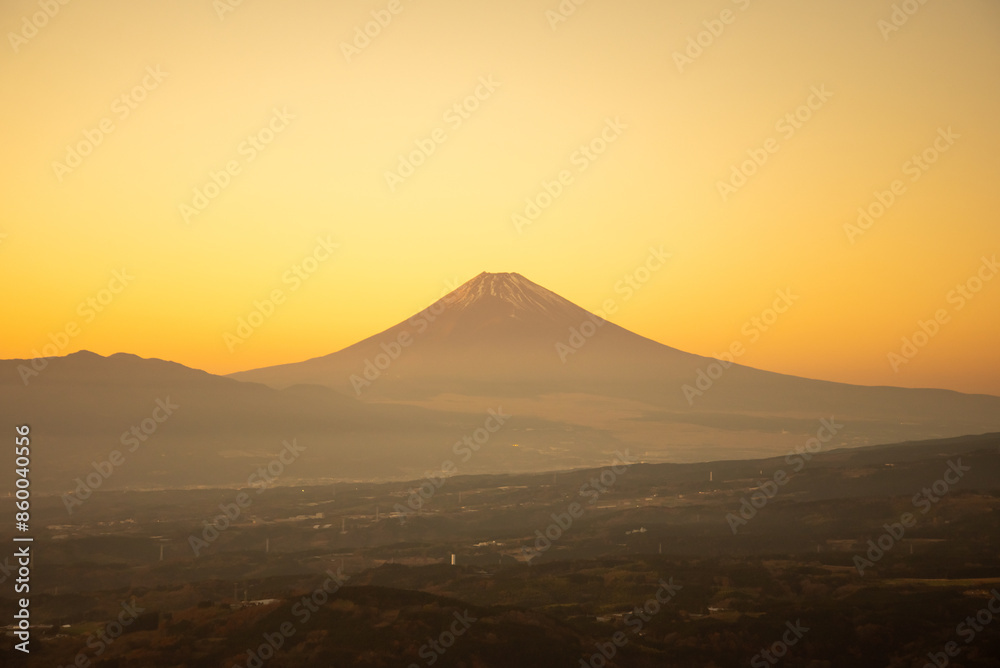夕暮れに見られる富士山の美しいシルエットBeautiful silhouette of Mt. Fuji seen at dusk 夕暮れに見られる富士山の美しいシルエットBeautiful silhouette of Mt. Fuji seen at dusk