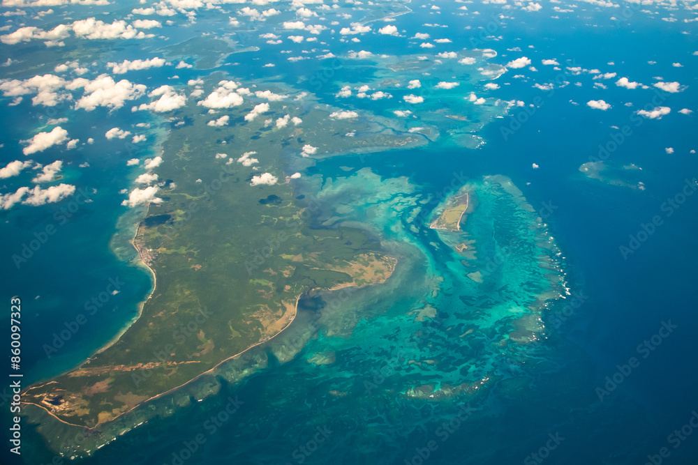 Obraz premium 飛行機から眺める美しいエメラルドブルーの海風景Beautiful emerald blue seascape seen from an airplane