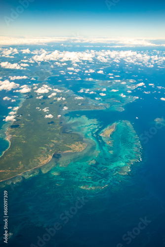 飛行機から眺める美しいエメラルドブルーの海風景Beautiful emerald blue seascape seen from an airplane