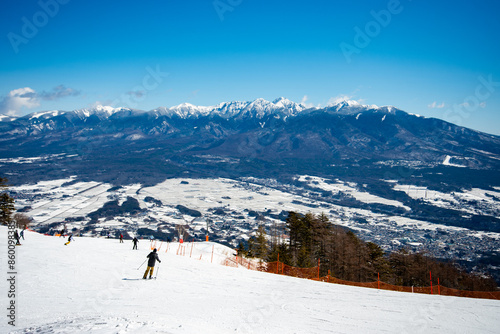 美しい雪山と晴天のゲレンデBeautiful snowy mountains and sunny slopes