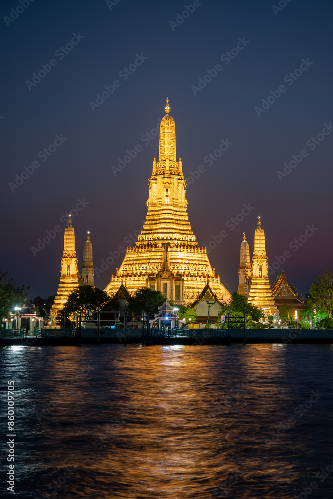 バンコクにあるワット・アルンのとても美しい夜景Beautiful night view of Wat Arun in Bangkok バンコクにあるワット・アルンのとても美しい夜景Beautiful night view of Wat Arun in Bangkok
