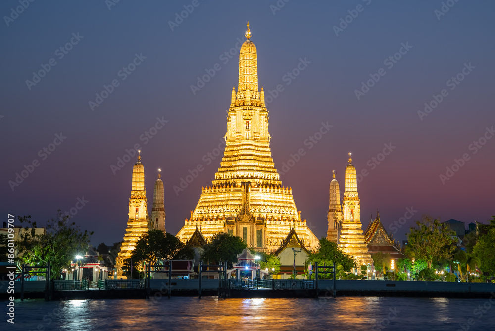Fototapeta premium バンコクにあるワット・アルンのとても美しい夜景Beautiful night view of Wat Arun in Bangkok