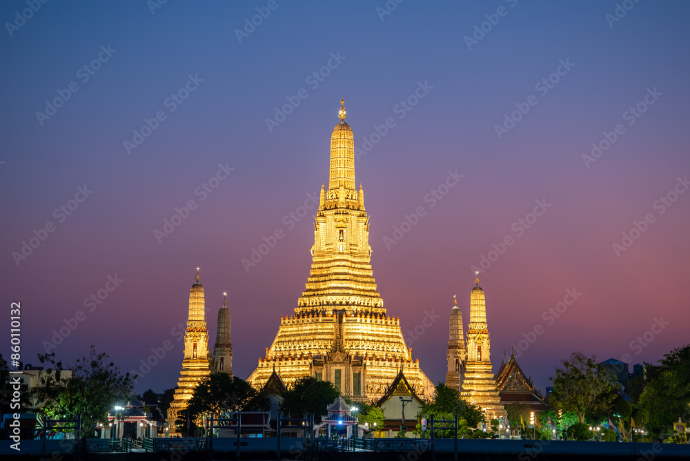 Fototapeta premium バンコクにあるワット・アルンのとても美しい夕焼け風景Beautiful sunset scenery at Wat Arun in Bangkok