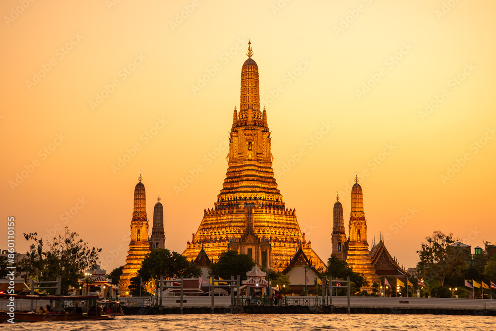 Fototapeta premium バンコクにあるワット・アルンのとても美しい夕焼け風景Beautiful sunset scenery at Wat Arun in Bangkok
