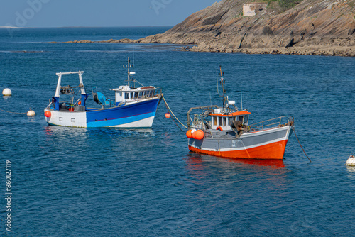 deux chalutiers dans le port du Conquet, Bretagne	
 photo