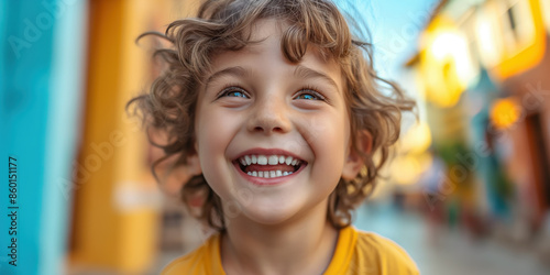 Glückliches Kind, konzentriert auf Gesichtsausdruck, lachend, Nahaufnahme photo
