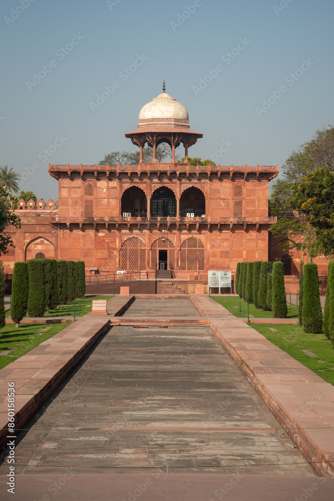Fototapeta premium 人生で一度は行ってみたいタージマハルのとても美しい風景The beautiful scenery of the Taj Mahal that you should visit at least once in your life
