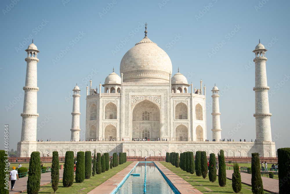 Fototapeta premium 人生で一度は行ってみたいタージマハルのとても美しい風景The beautiful scenery of the Taj Mahal that you should visit at least once in your life