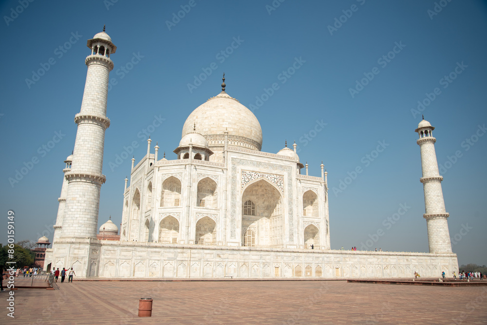 Naklejka premium 人生で一度は行ってみたいタージマハルのとても美しい風景The beautiful scenery of the Taj Mahal that you should visit at least once in your life