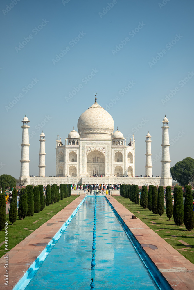Fototapeta premium 人生で一度は行ってみたいタージマハルのとても美しい風景The beautiful scenery of the Taj Mahal that you should visit at least once in your life