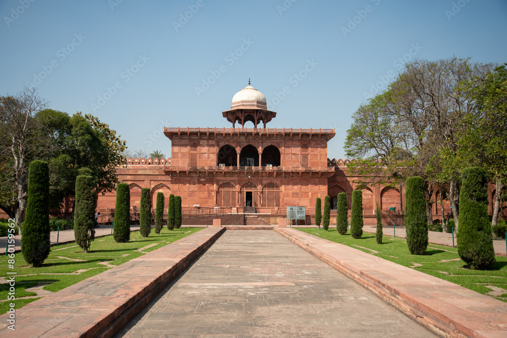 Fototapeta premium 人生で一度は行ってみたいタージマハルのとても美しい風景The beautiful scenery of the Taj Mahal that you should visit at least once in your life