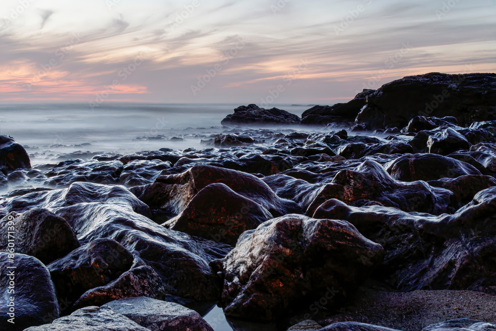 Obraz premium Rocky coast at sunset