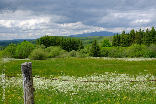 Le Cézalier dans le massif central en France avec vélo et sacoche, en itinérance, avec tente et matériel de bicyclette pour aventure par cher dans le sud de la France photo