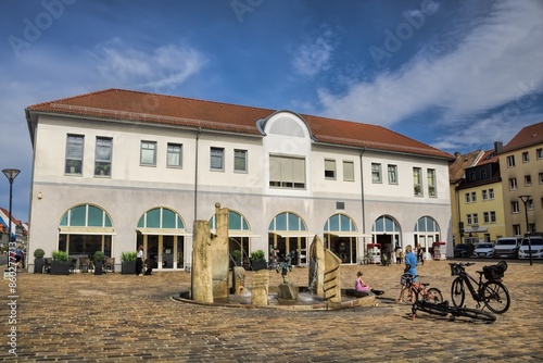 Obraz na płótnie eilenburg, deutschland - gebäude mit brunnen am marktplatz w salonie