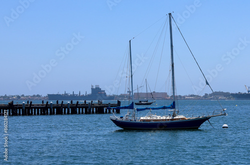 Fotografi luxury sailboat moored in the San Diego harbor