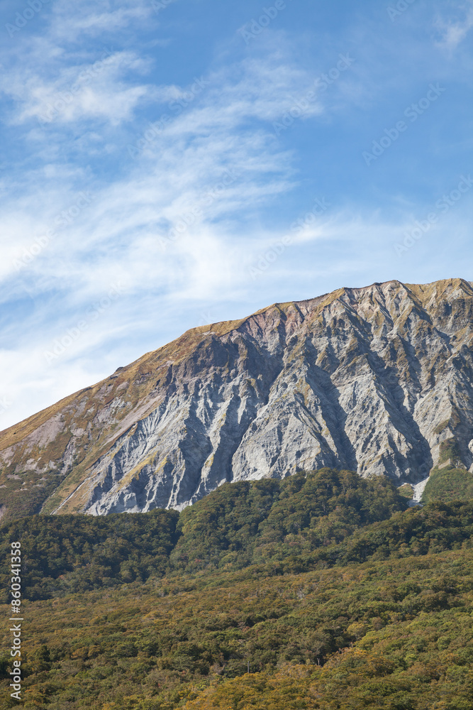 Naklejka premium 鍵掛峠から望む晴れ渡る秋空と紅葉の大山風景