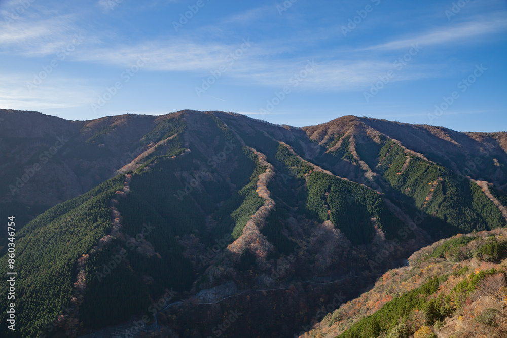 秋の光に輝く紅葉が彩る奈良県ナメゴ谷の壮大な自然 秋の光に輝く紅葉が彩る奈良県ナメゴ谷の壮大な自然