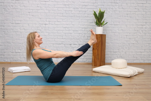 Frau beim Yoga im Yogastudio - boat photo