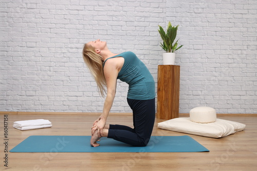 Frau beim Yoga im Yogastudio - camel photo