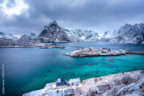 Norgegia, Lofoten, Panorama dell'isola di Sakrisøy alla luce blu del mattino