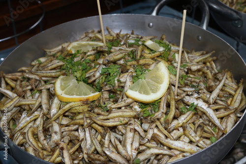 Mercato rionale di Palermo, Sicilia, Italia. Street food. Pesce fritto