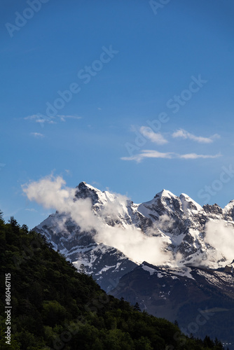 Berge mit Wolken und Schnee