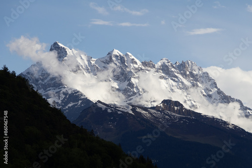 Berge mit Schnee und Wolken