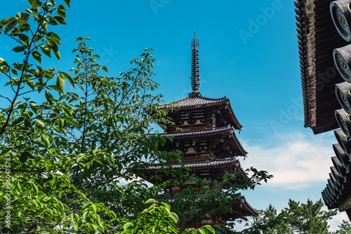 青空に映える世界遺産法隆寺の五重塔