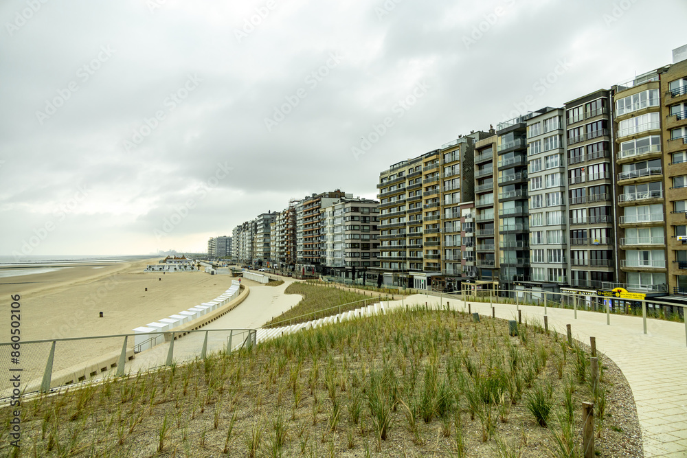 Kurzer Zwischenstop an der belgischen Nordseeküste vor den Toren der Stadt Middlekerke - Provinz Westflandern - Belgien Kurzer Zwischenstop an der belgischen Nordseeküste vor den Toren der Stadt Middlekerke - Provinz Westflandern - Belgien