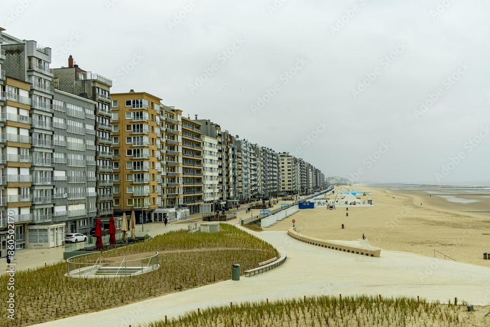 Fototapeta premium Kurzer Zwischenstop an der belgischen Nordseeküste vor den Toren der Stadt Middlekerke - Provinz Westflandern - Belgien