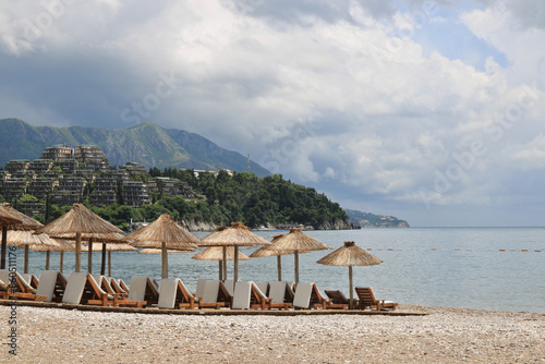 menschenleerer Strand in Montenegro photo