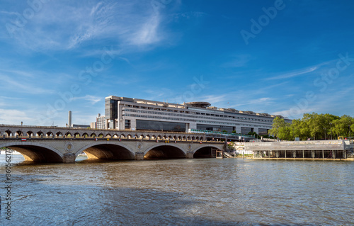 vue de la Seine au niveau du site Bercy à Paris en France photo