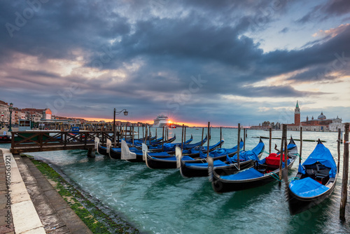 Großes Kreuzfahrtschiff fährt durch Venedig zum Sonnenaufgang