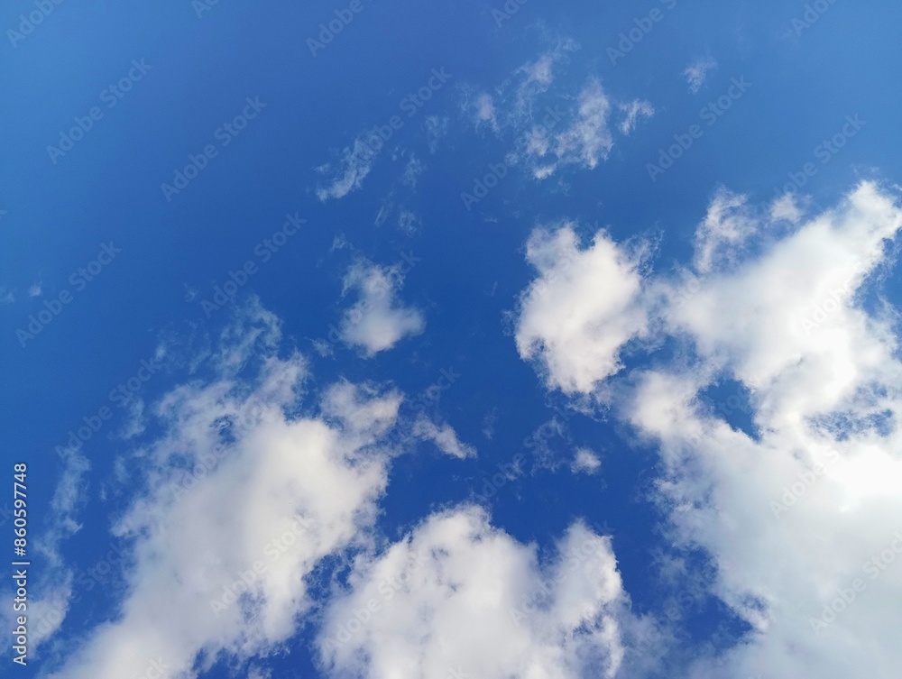 Obraz premium bright blue sky with clouds on a clear day