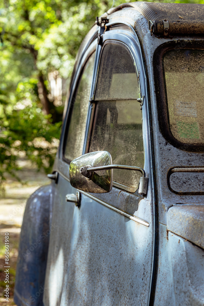 Φωτογραφία Detail of a vintage French Citroen 2CV out of use