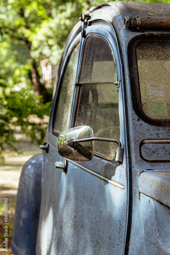Foto Detail of a vintage French Citroen 2CV out of use