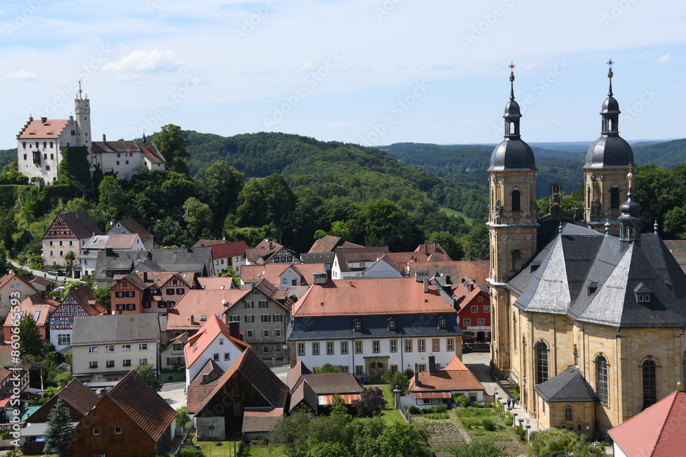 Panoramablick über den Wallfahrtsort 91327 Gößweinstein in der Fränkischen Schweiz, Mittelfranken, Bayern, Deutschland, Europa mit der Basilika Heilige Dreifaltigkeit und der Burg Landkreis Forchheim Panoramablick über den Wallfahrtsort 91327 Gößweinstein in der Fränkischen Schweiz, Mittelfranken, Bayern, Deutschland, Europa mit der Basilika Heilige Dreifaltigkeit und der Burg Landkreis Forchheim