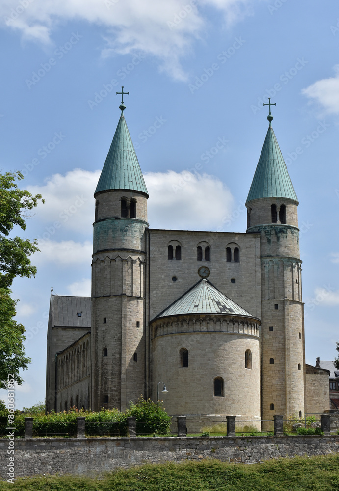 Stiftskirche St. Cyriakus vom öffentl. Straßenraum aus gesehen Stiftskirche St. Cyriakus vom öffentl. Straßenraum aus gesehen