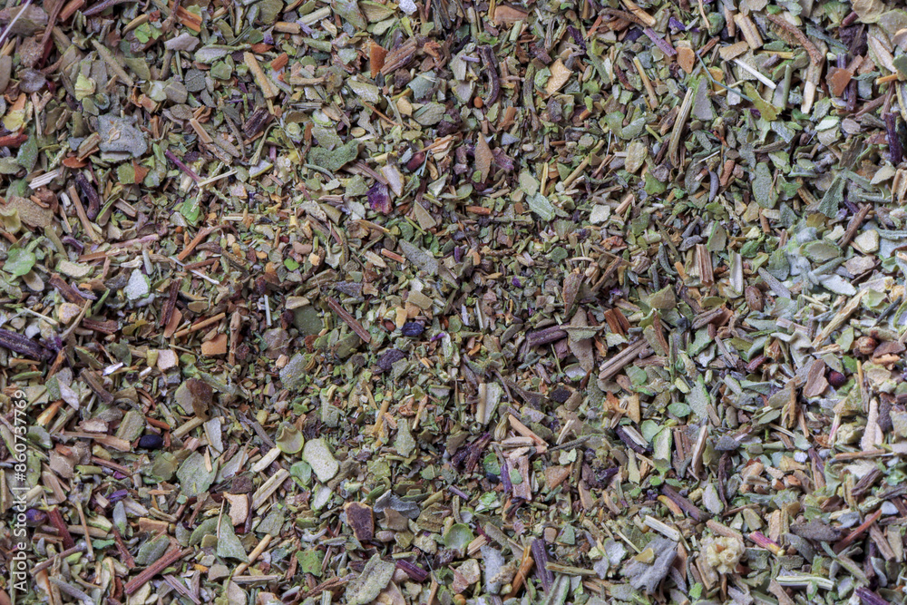Close de ervas moídas com variedade de cores, predominantemente tons de verde e marrom, e textura áspera e seca. Close de ervas moídas com variedade de cores, predominantemente tons de verde e marrom, e textura áspera e seca.