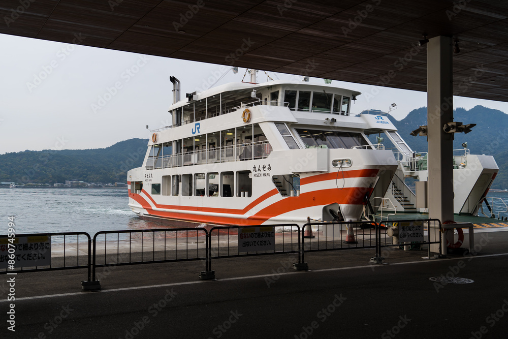 Naklejka premium 広島と宮島を繋ぐフェリー