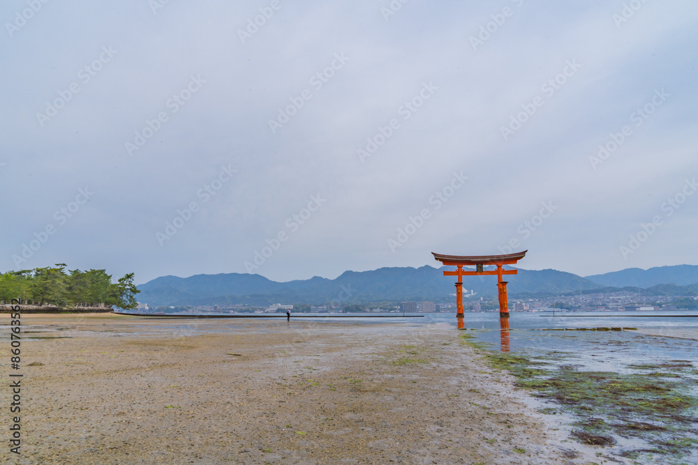 日本の広島県の宮島にある、厳島神社の大鳥居