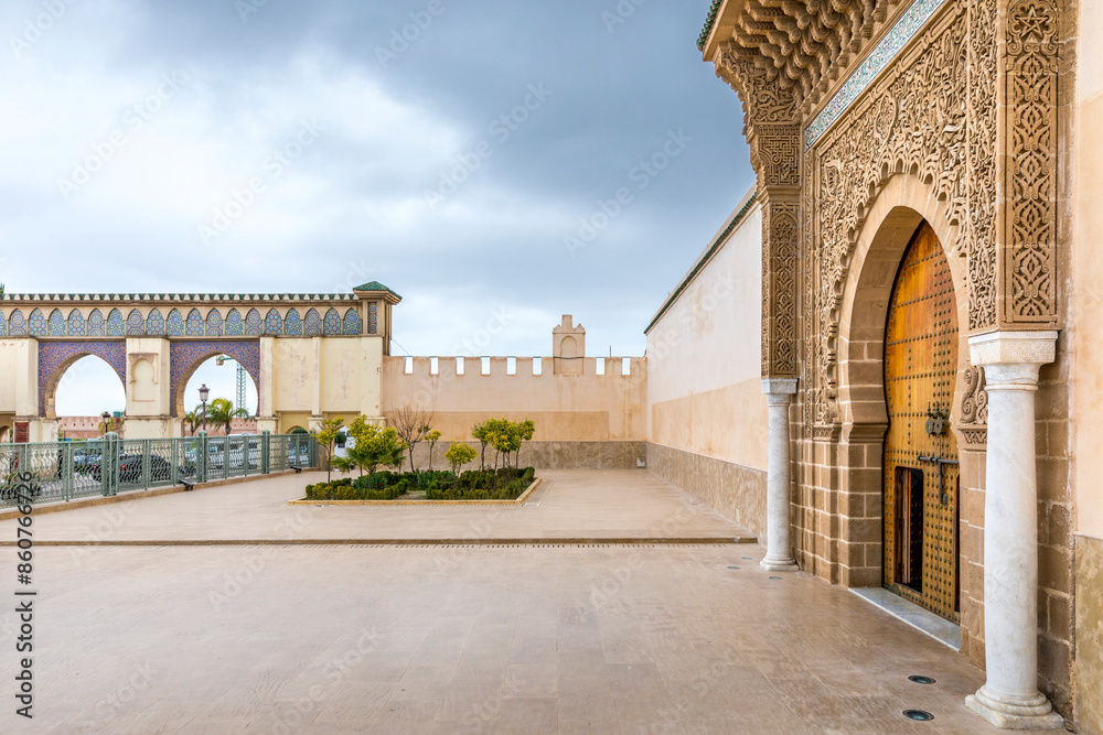 Obraz premium Meknes, Morocco - March 21, 2024: Entrance of Mausoleum of Moulay Ismail in Meknes in Morocco. Mausoleum of Moulay Ismail is a tomb and mosque located in the Morocco city of Meknes