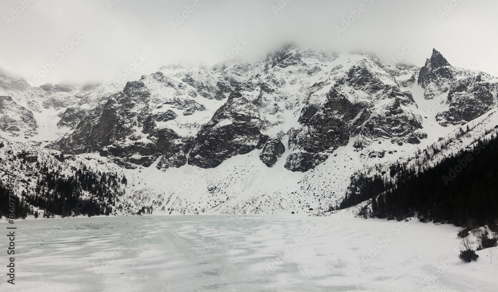 Obraz premium Impressive winter landscape of Morskie Oko or Eye of the Sea lake in Tatra Mountains, Poland