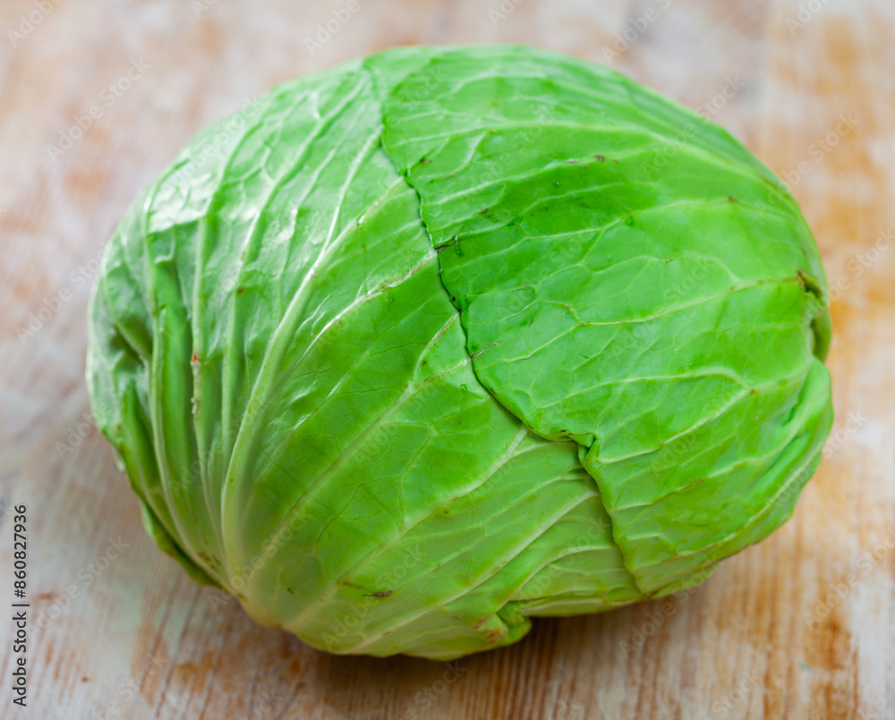 Obraz premium Ripe fresh cabbage and knife on cutting board