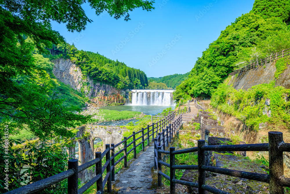 初夏の沈堕の滝と発電所跡 大分県豊後大野市 Chinda Falls and power plant ruins in early summer. Oita Pref, Bungoono City. 初夏の沈堕の滝と発電所跡 大分県豊後大野市 Chinda Falls and power plant ruins in early summer. Oita Pref, Bungoono City.