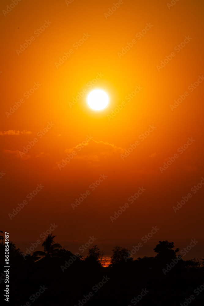 Obraz premium Golden Sunrise Over the Horizon